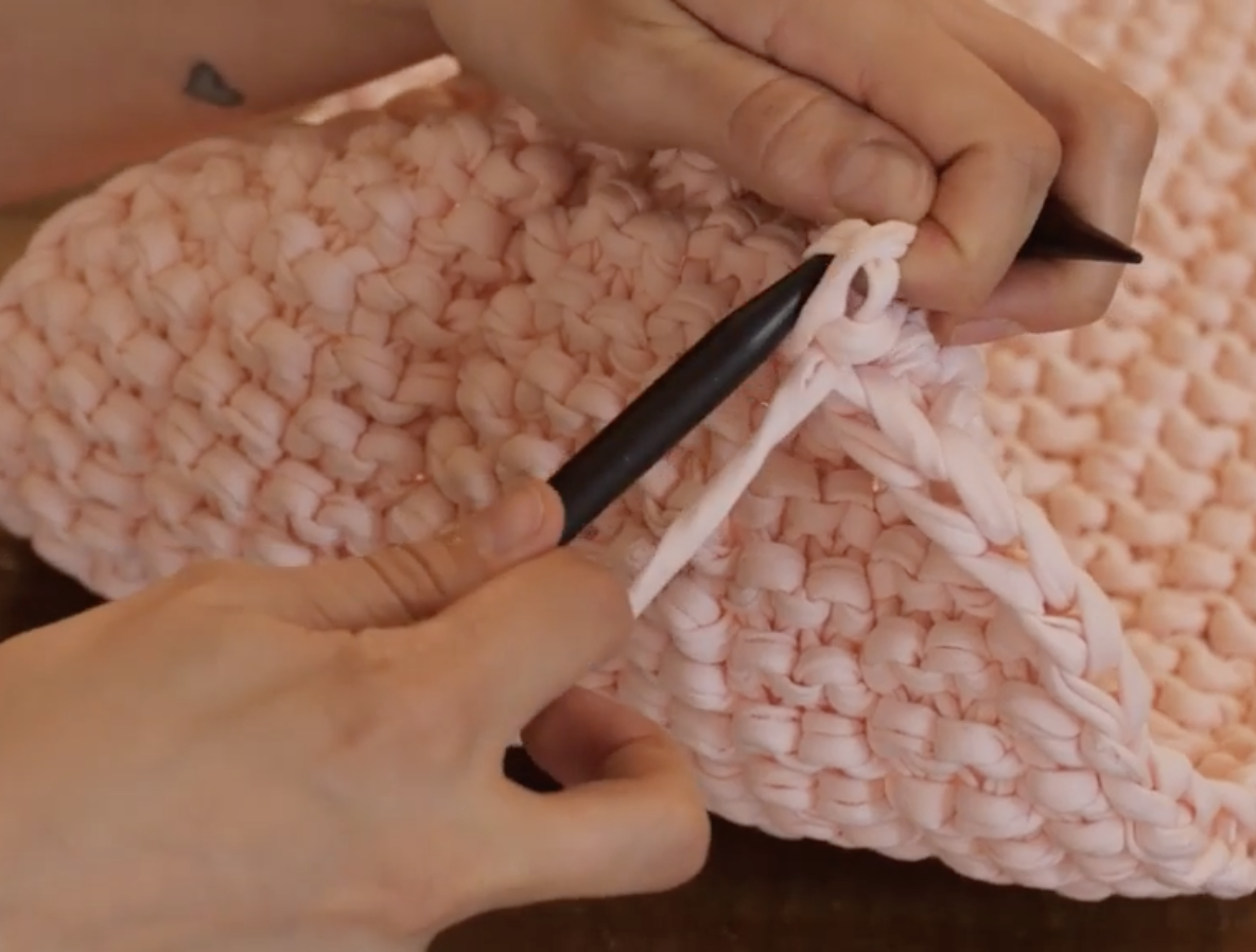 Introducing knitting needles to Loop-it yarn